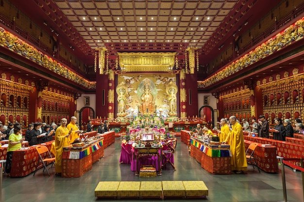 Singapura - 16 de outubro de 2014: Buddha Tooth Relic Temple interior. É um templo budista principal no distrito de Chinatown de Cingapura.