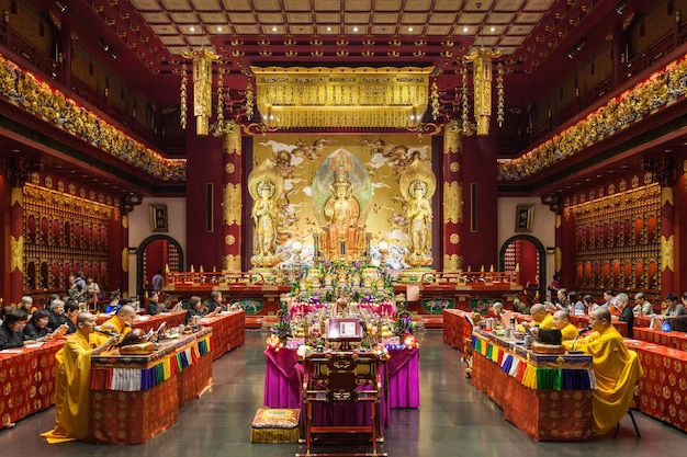 Singapura - 16 de outubro de 2014: dentro do templo Buddha Tooth Relic. É um templo budista localizado no distrito de Chinatown, em Cingapura.