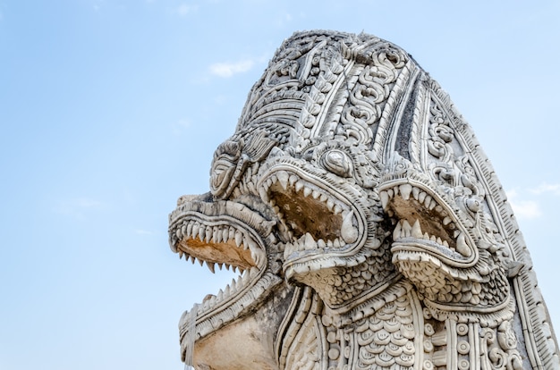 Singha e naga estátua no templo de Wat Prathat Lampang Luang, Lampang, Tailândia