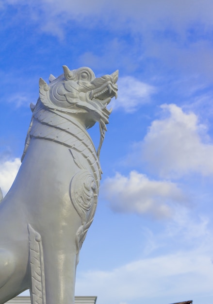 Singha escultura independiente en el cielo azul