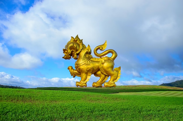 Singha ou estátua dourada do leão no fundo do céu azul em chiang rai tailândia.