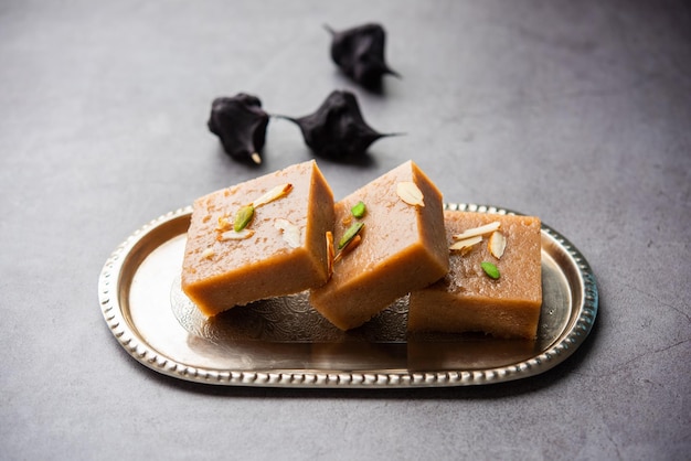 Singhara Barfi o Singhada burfi o halwa elaborados con harina de castaña de agua en ayunas o comida upwas