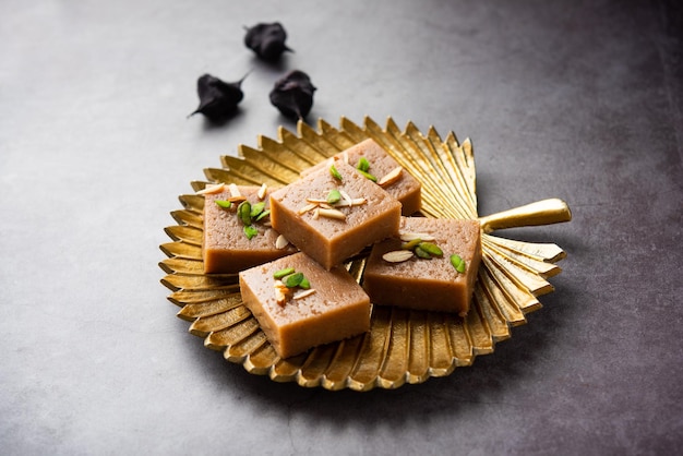 Singhara Barfi ou Singhada burfi ou halwa feito com farinha de castanha de água em jejum ou comida upwas