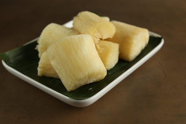 Singkong rebus o yuca hervida es una comida tradicional indonesia hecha de yuca al vapor