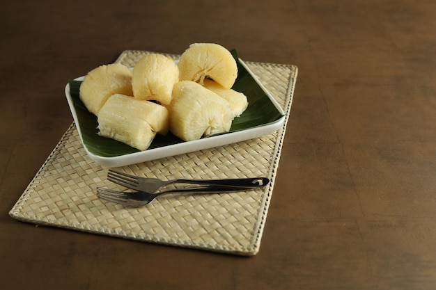 Singkong rebus ou mandioca cozida é refeição tradicional indonésia feita de mandioca cozida no vapor