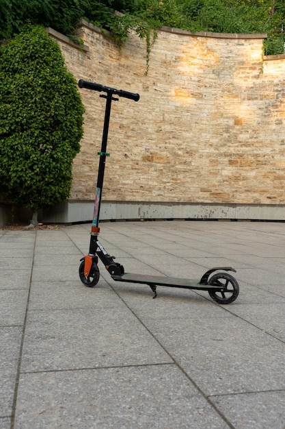 Foto single-kinder039s-roller der roller steht an einer schönen mauer auf der straße