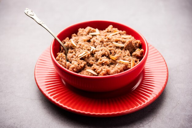 Singoda oder singada Sheera, Farali Singhara Halwa oder Vrat oder Upwas-Rezept aus Wasserkastanien