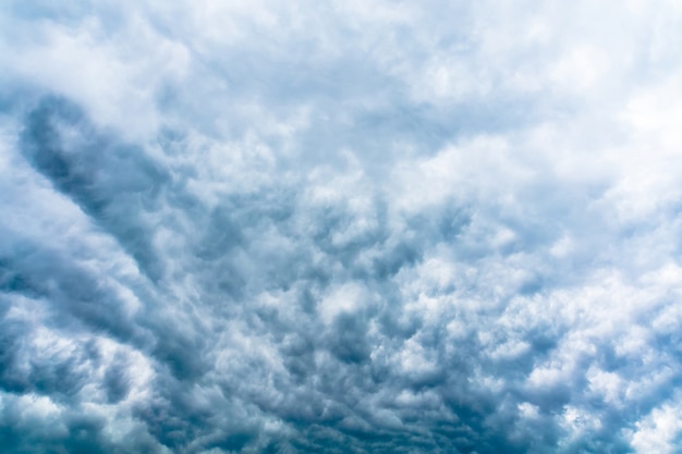 Siniestras nubes grises de tormenta filtradas
