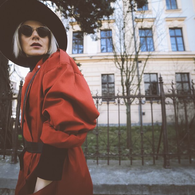 Sinnliche blonde Frau in Vintage-Kleidung auf der Stadtstraße
