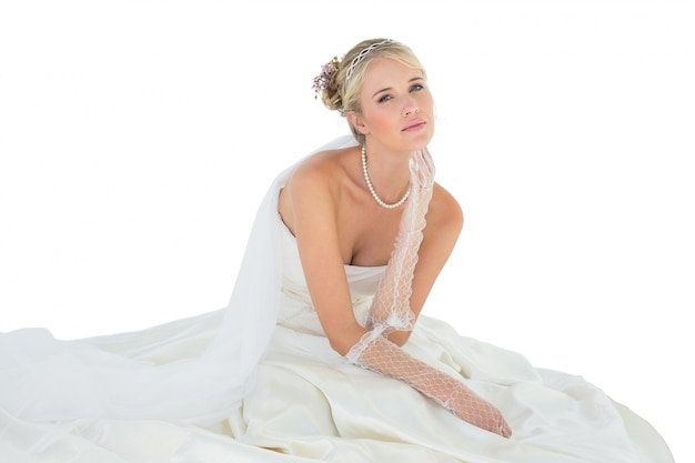 Sinnliche Frau im Hochzeitskleid über weißem Hintergrund