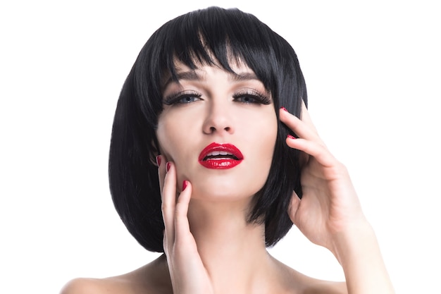 Sinnliches Glamourporträt der schönen Frau Model Lady mit Abend Make-up mit roten Lippen isoliert auf weißer Oberfläche