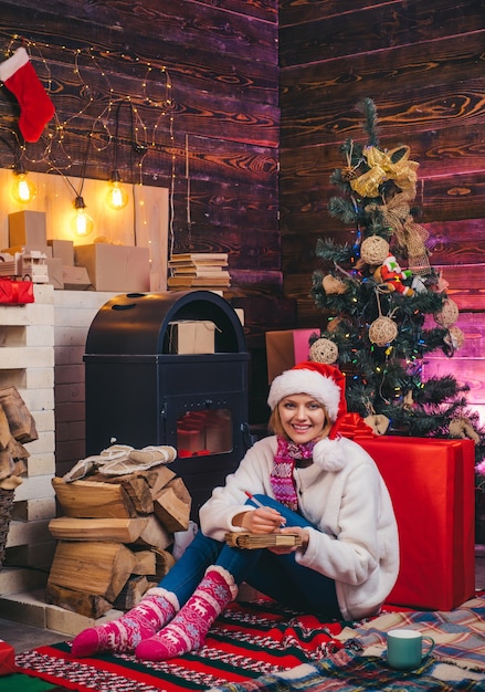 Sinnliches Mädchen für Weihnachten Glamour Feier Neujahr blonde Santa Frau mit Geschenkbox im Vinta...