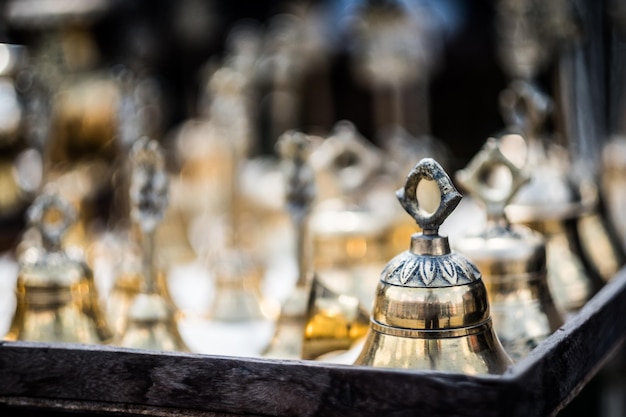 Sino de bronze vendido em um mercado nativo de kathmandu