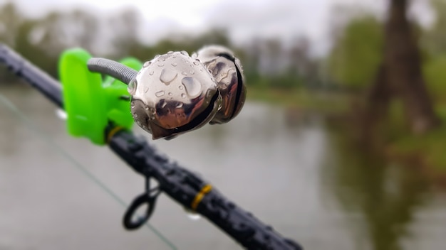 Sinos de pesca de prata são usados em uma vara de pescar durante a pesca