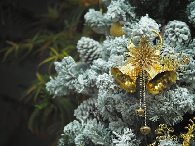 Sinos dourados pendurados no pinheiro de natal