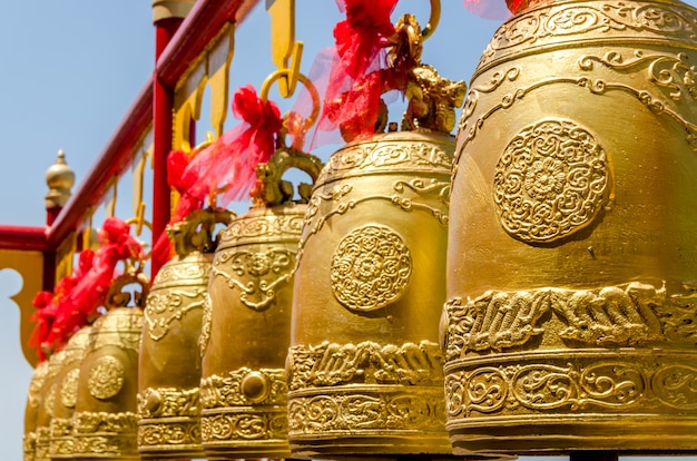 Sinos em um templo budista da Tailândia