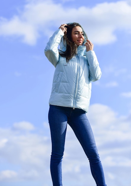 Sinta-se livre dia ventoso Mulher desfrutando de clima fresco Frescura da manhã Explore seu verdadeiro estilo Beleza e aparência de moda Garota jaqueta primavera fundo céu azul Modelo de moda mulher ao ar livre