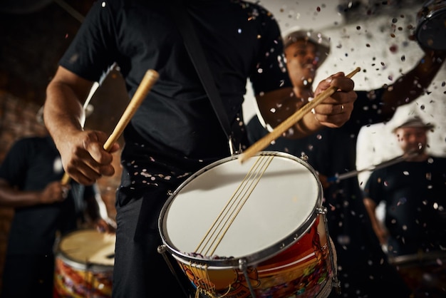 Sintiendo el ritmo en la batería Primer plano de un intérprete musical tocando la batería con su banda