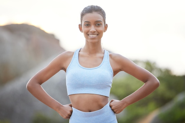 Sintiéndome más fuerte que nunca Foto de una mujer joven preparándose para correr al aire libre