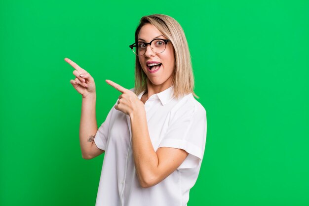 Sintiéndose alegre y sorprendido sonriendo con una expresión de asombro y señalando hacia un lado