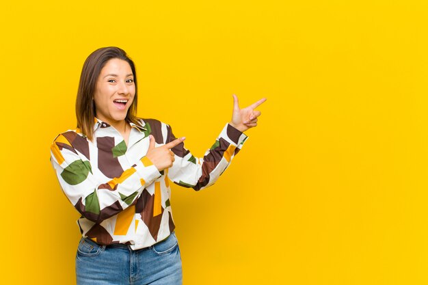 sintiéndose alegre y sorprendido, sonriendo con una expresión de asombro y señalando a un lado