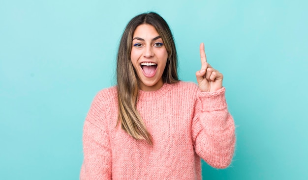 Sintiéndose como un genio feliz y emocionado después de darse cuenta de una idea alegremente levantando el dedo eureka
