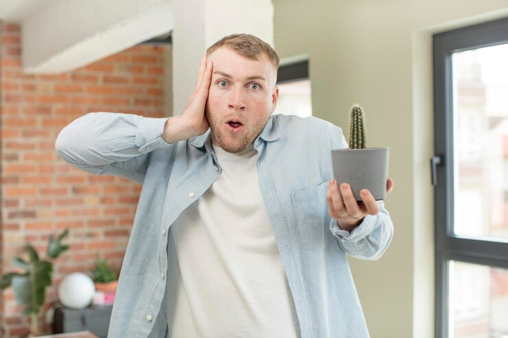 Foto sintiéndose extremadamente conmocionado y sorprendido por el concepto de maceta de cactus