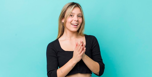 Sintiéndose feliz y exitoso sonriendo y aplaudiendo saludando con un aplauso