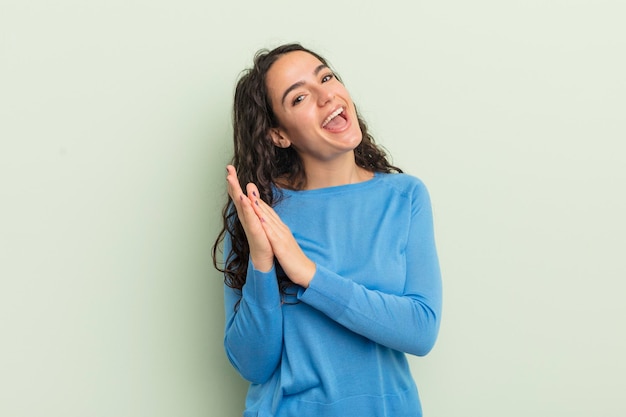 Sintiéndose feliz y exitoso sonriendo y aplaudiendo saludando con un aplauso