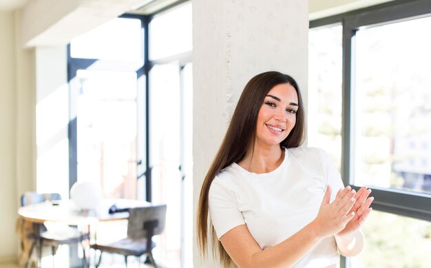 Sintiéndose feliz y exitoso sonriendo y aplaudiendo saludando con un aplauso