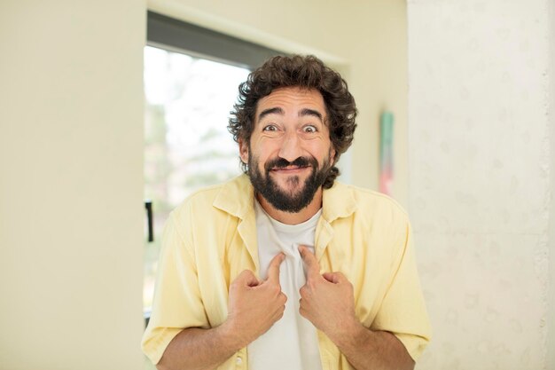 Foto sintiéndose feliz sorprendido y orgulloso señalando a sí mismo con una mirada emocionada y asombrada