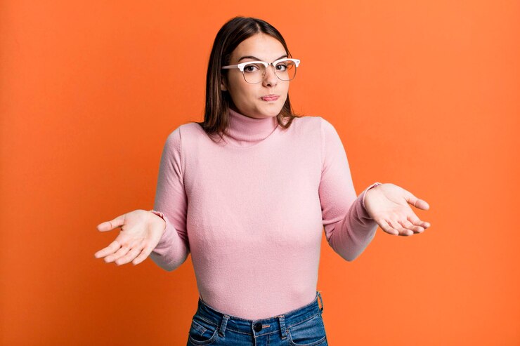 Foto sintiéndose sin idea y confundido sin tener ni idea absolutamente desconcertado con una mirada tonta o tonta