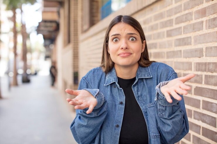 Foto sintiéndose sin idea y confundido sin tener ni idea absolutamente desconcertado con una mirada tonta o tonta