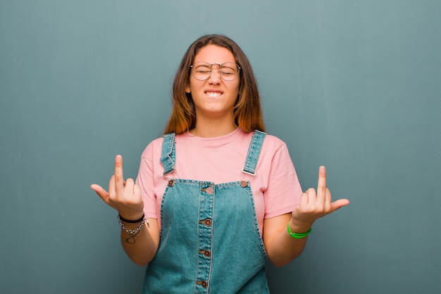 Foto sintiéndose provocativo, agresivo y obsceno, moviendo el dedo medio, con una actitud rebelde