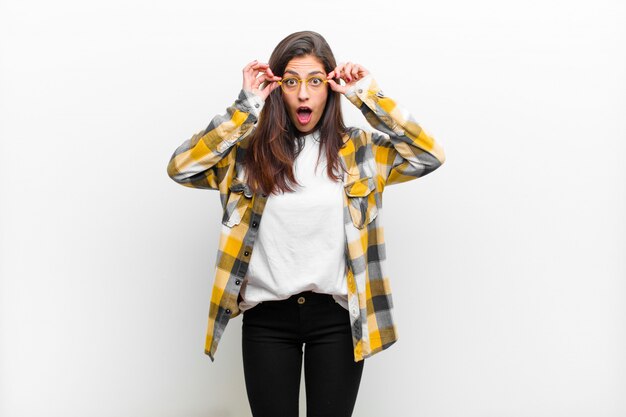 sintiéndose sorprendido, asombrado y sorprendido, sosteniendo gafas con una mirada asombrada e incrédula