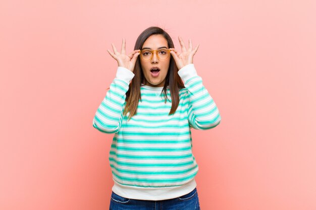 sintiéndose sorprendido, asombrado y sorprendido, sosteniendo gafas con una mirada asombrada e incrédula