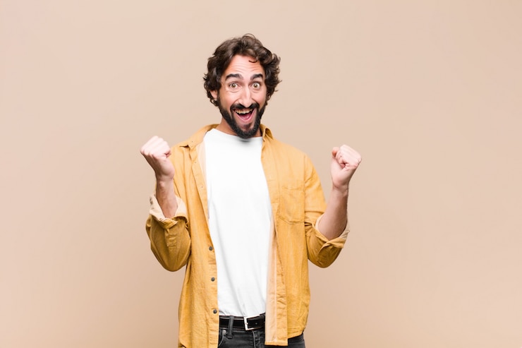Foto sintiéndose sorprendido, emocionado y feliz, riendo y celebrando el éxito, diciendo wow!