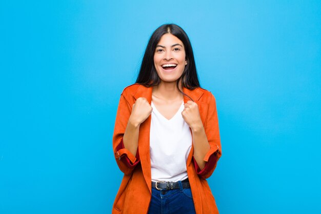 sintiéndose sorprendido, emocionado y feliz, riendo y celebrando el éxito, diciendo wow!