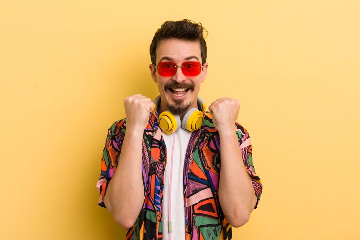 Foto sintiéndose sorprendido, riendo y celebrando el éxito escuchando el concepto de música