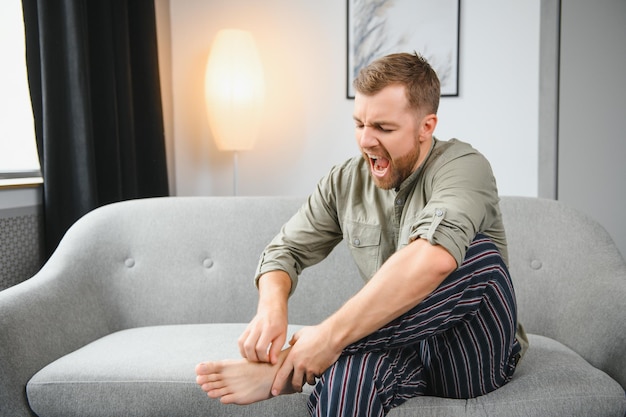 Foto sintomas nas pernas do homem pés com coceira causada por fungos