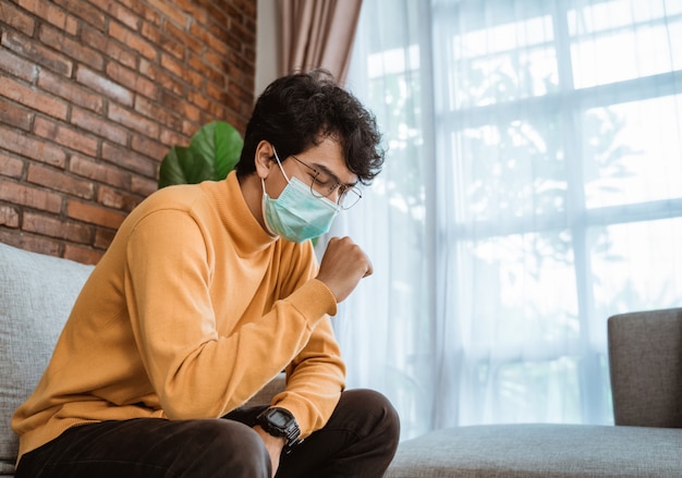 Síntomas del virus hombre con mascarillas