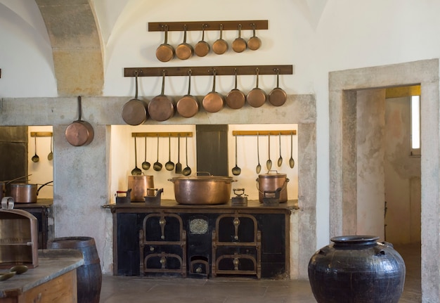 SINTRA, PALACE PENA, PORTUGAL - Agosto 08, 2017: Utensilios de cocina de cobre en la cocina del Palacio Nacional de Pena, Portugal