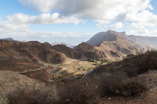 Sinuoso camino curvo entre grandes montañas, en las montañas de Gran Canaria, España