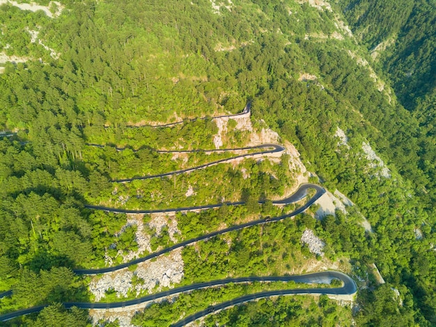 Sinuoso camino lovcensky serpenteante con giros peligrosos que conduce a la cima del monte montenegrino