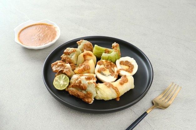 Siomay Bandung Shumay o albóndigas al vapor con tofu de huevo hervido, papas y rollo de repollo