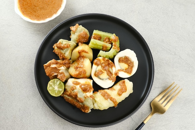 Siomay Bandung Shumay oder gedämpfte Knödel mit gekochten Ei-Tofu-Kartoffeln und Kohlroulade