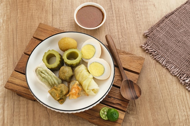 Siomay Bandung (Shumay) oder gedämpfte Teigtaschen mit gekochtem Ei, Tofu, Kartoffeln und Kohlroulade.