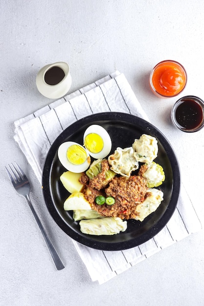 Siomay, un dumpling tradicional indonesio con salsa de maní