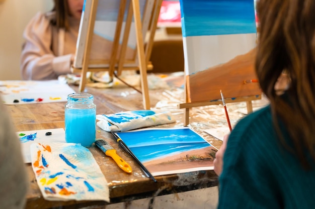 Foto sip y pintura evento estudiantes pintando en la clase de arte