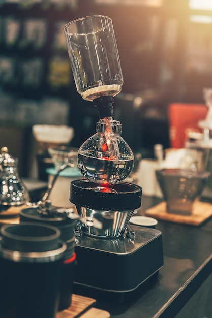 Siphon Coffee Maker Cafe en cafetería vintage color